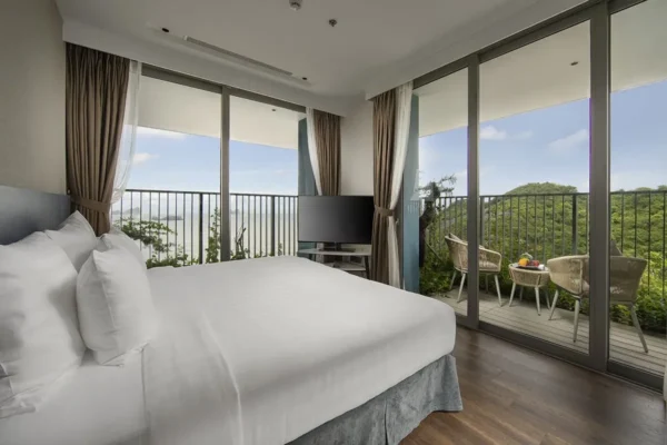 Phòng ngủ với giường đôi cỡ lớn, ban công với bàn trà, view thẳng vịnh Lan Hạ