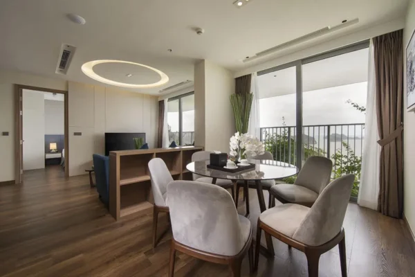 Bộ bàn ăn với 6 ghế dành cho khách nghỉ dưỡng