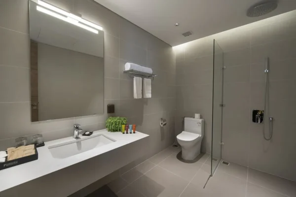 Phòng vệ sinh với bồn tắm tiện nghi